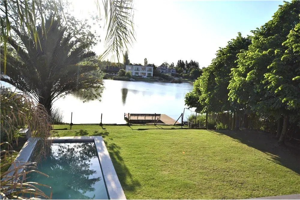 Venta casa 7 ambiente Santa Maria de Tigre al lago 4