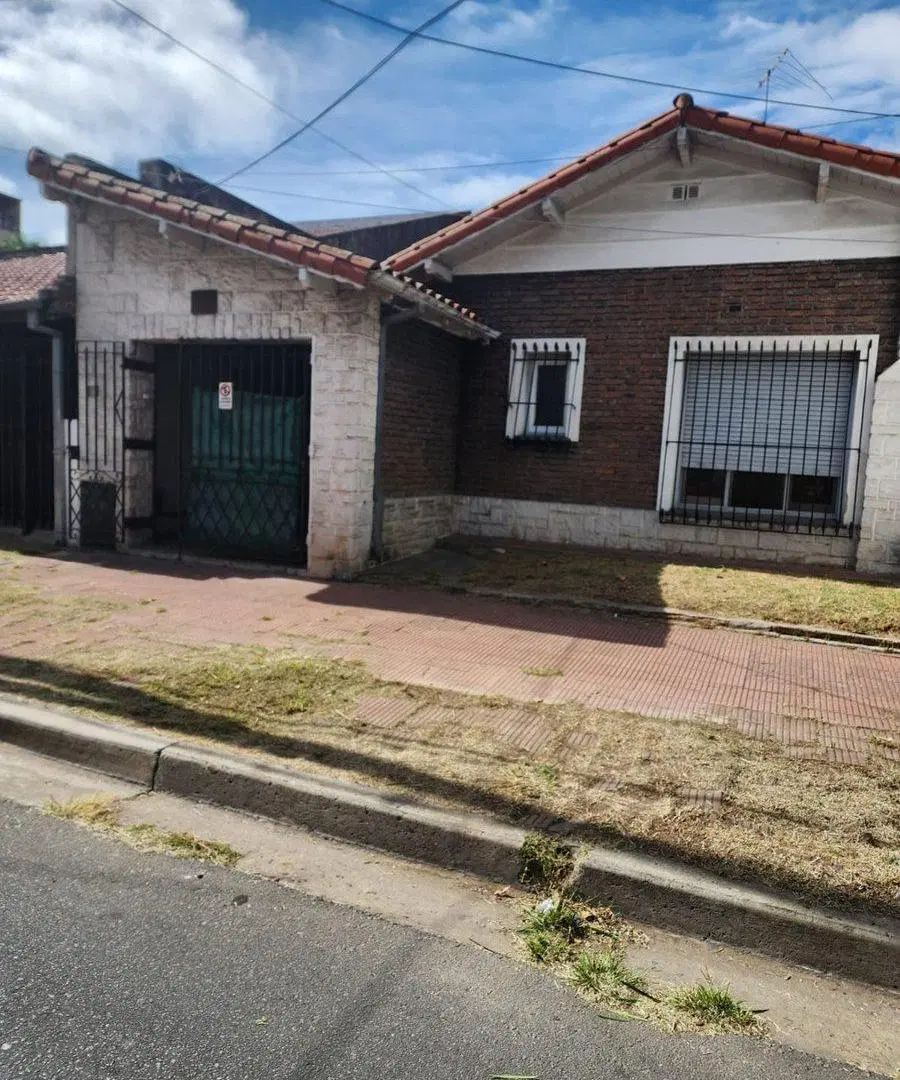 VENTA CHALET 3 AMBIENTES GARAGE, PATIO Y JARDIN 2