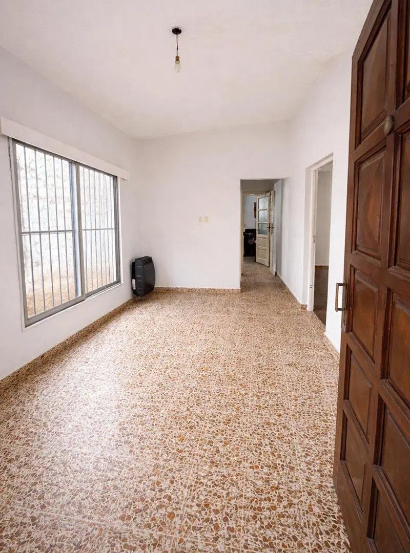 Casa familiar con cochera, patio, jardin y terreno 3