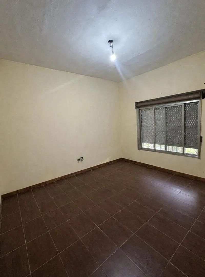 Casa familiar con cochera, patio, jardin y terreno 4