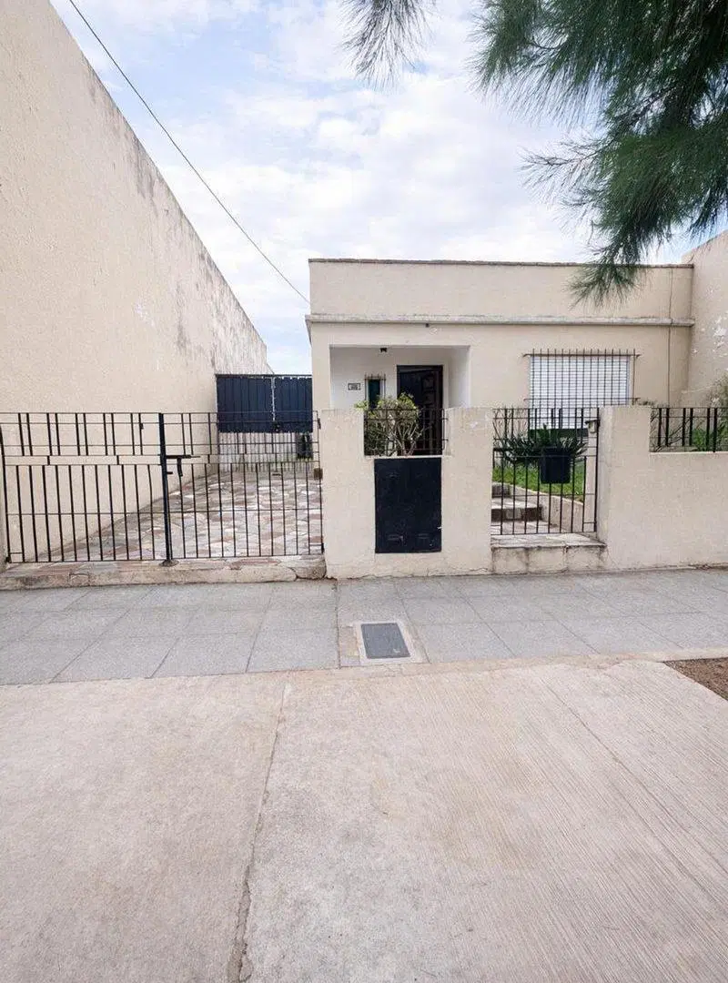 Casa familiar con cochera, patio, jardin y terreno 5