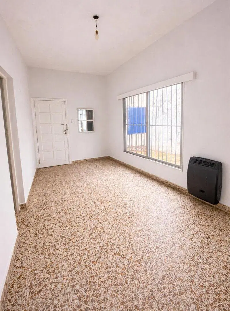 Casa familiar con cochera, patio, jardin y terreno 2