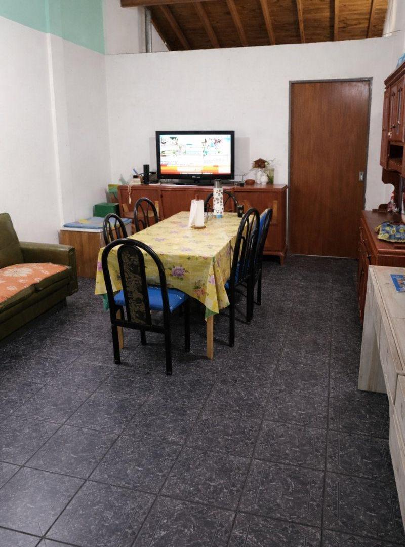 Casa multifamiliar con cochera, patio y terreno