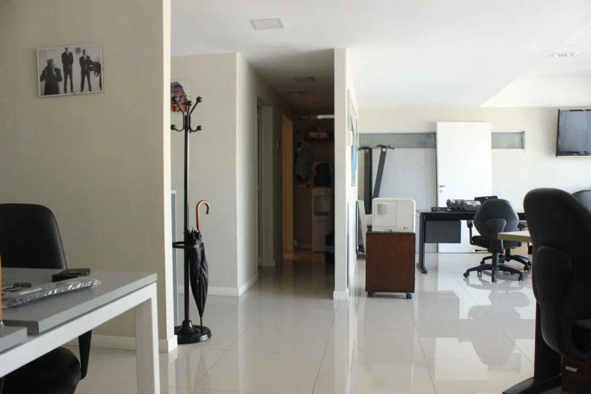 Oficina con balcón en venta 4