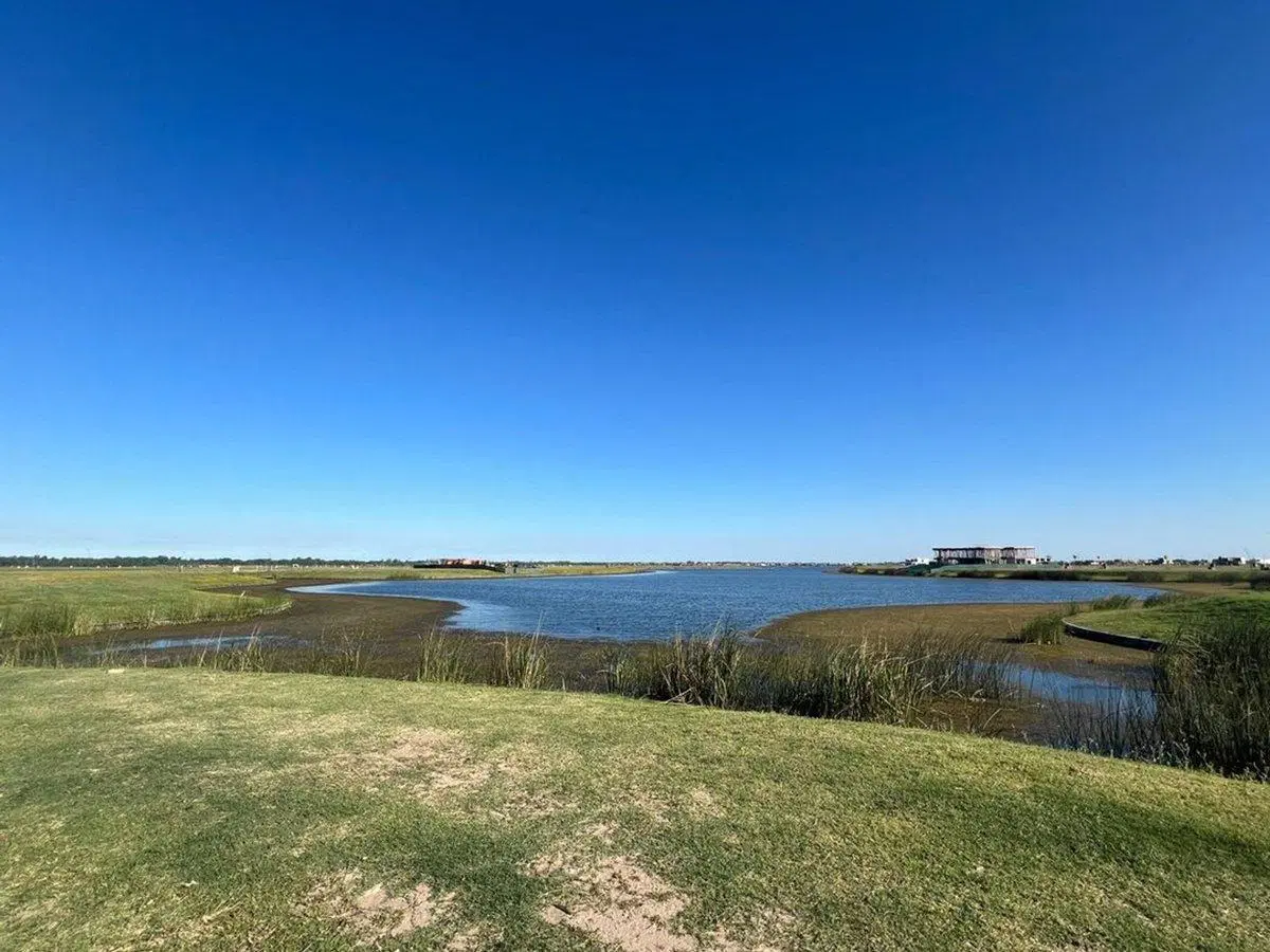 Puertos del Lago, lote al agua orientacion NE 6