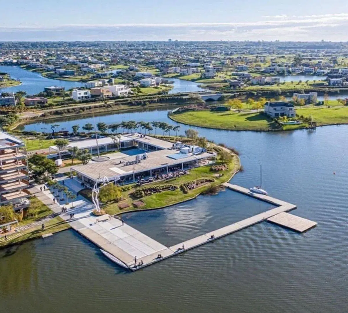 Puertos del Lago, lote al agua orientacion NE 2