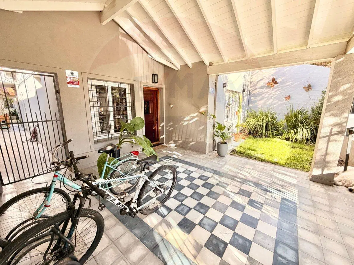 VENTA CASA 4 ambientes con quincho garage CASTELAR 4