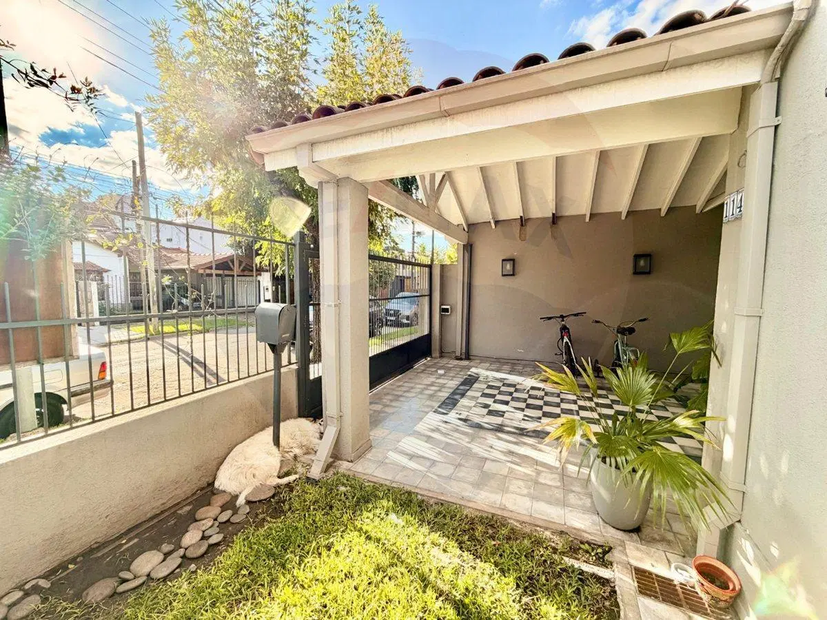 VENTA CASA 4 ambientes con quincho garage CASTELAR 5