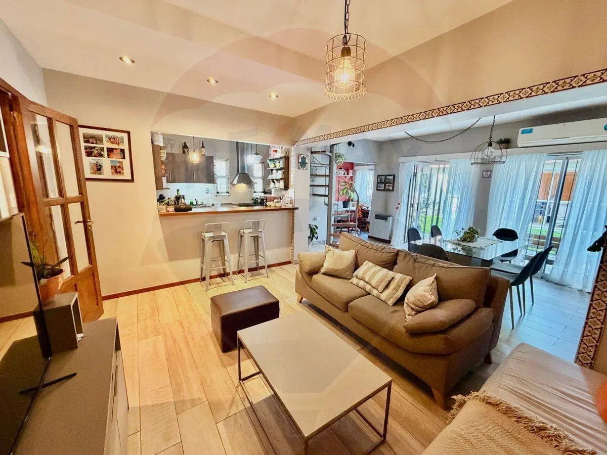 VENTA CASA 4 ambientes con quincho garage CASTELAR 2