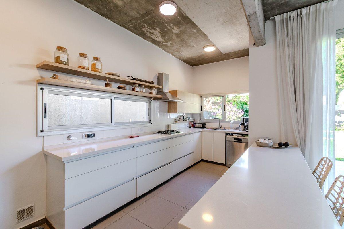 Foto de Casa en venta 5 ambientes jardin y pileta, imagen 2
