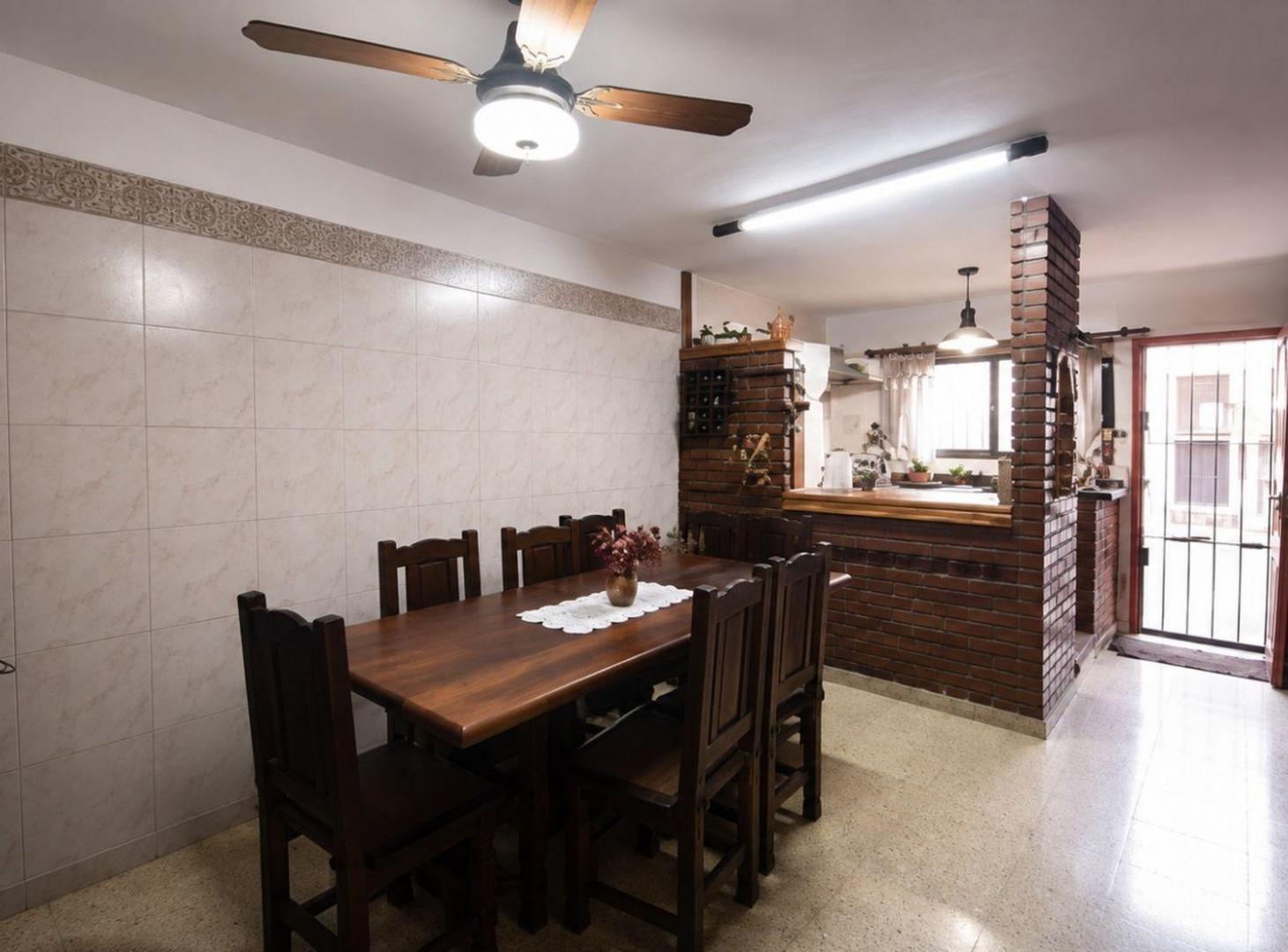 Foto de Casa 4 amb. Cochera Pileta Quincho Parrilla Fondo, imagen 2