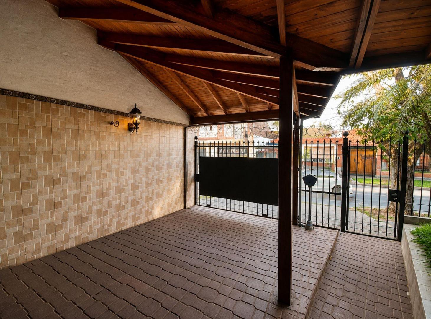 Foto de Casa 4 amb. Cochera Pileta Quincho Parrilla Fondo, imagen 1