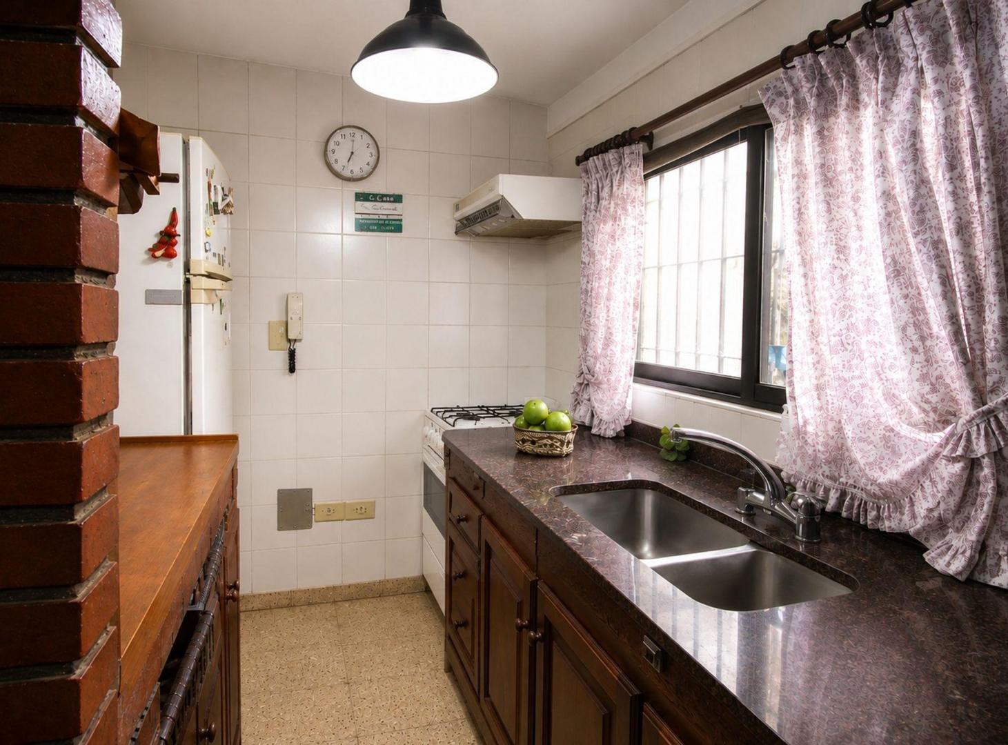 Foto de Casa 4 amb. Cochera Pileta Quincho Parrilla Fondo, imagen 2