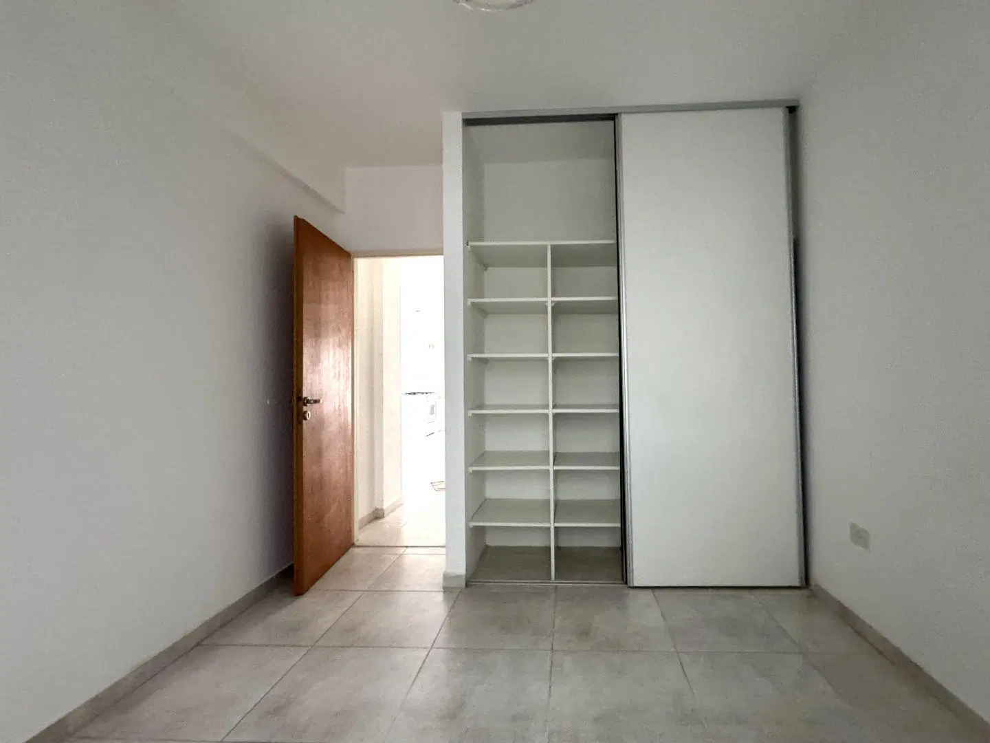 Departamento de 1 dormitorio contrafrente en alquiler 25 de Mayo 835 2
