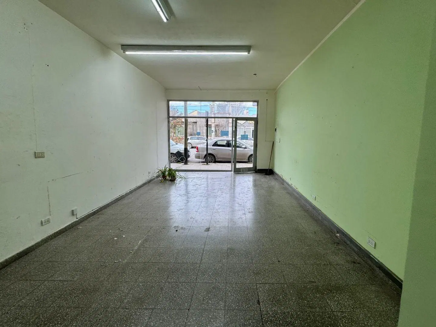Se alquila local céntrico en Trelew - San Martín 609 3