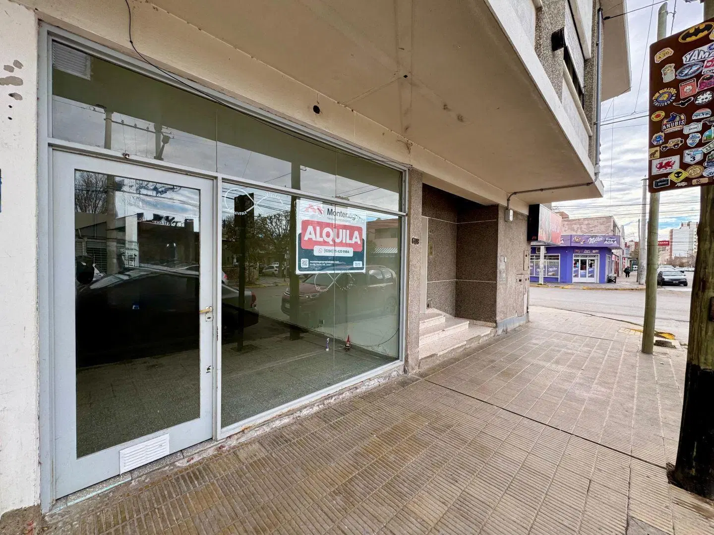 Se alquila local céntrico en Trelew - San Martín 609 2