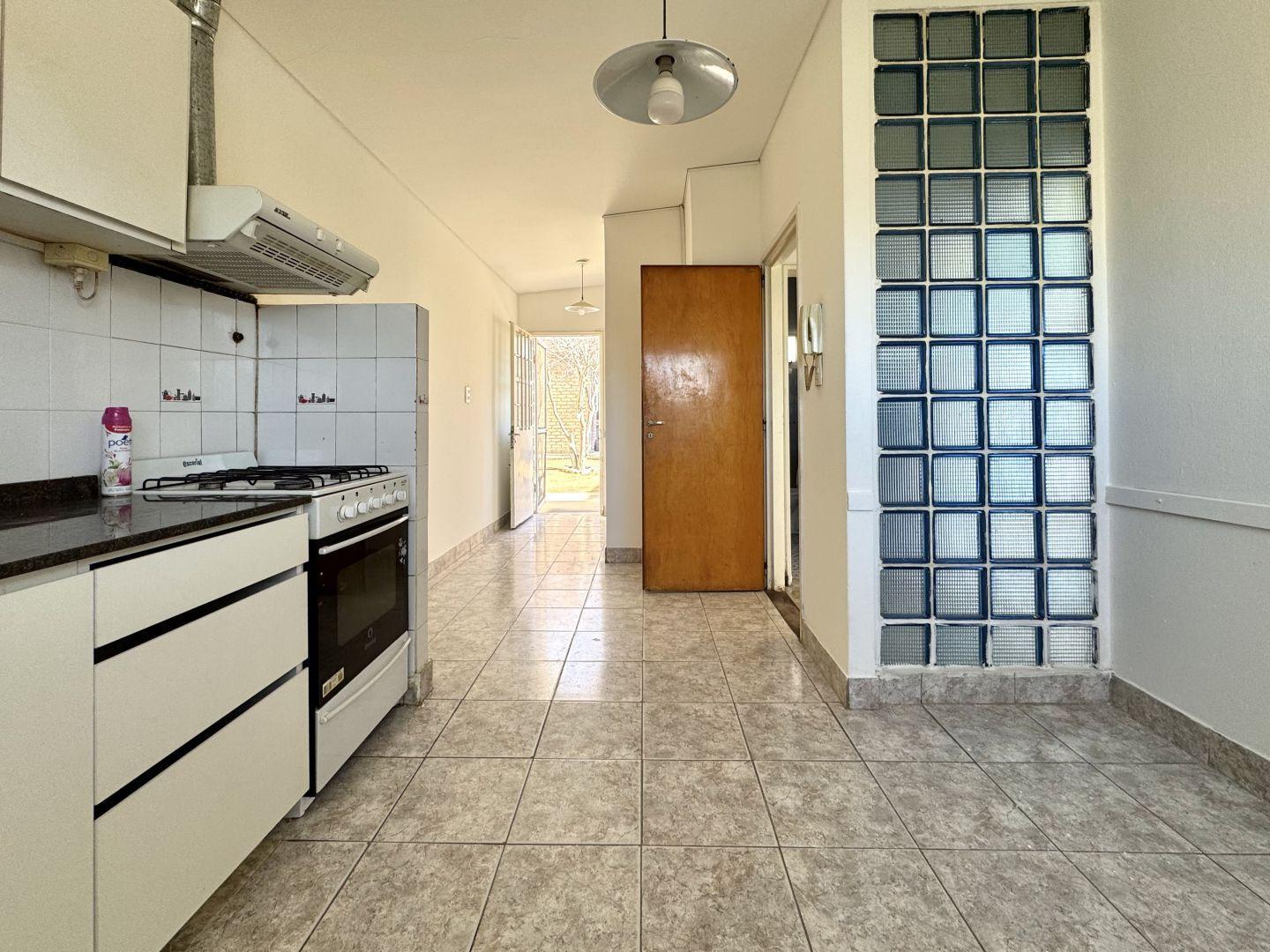 Foto de Casa en Alquiler de 4 Dormitorios con Gran Jardín  Barrio Supervisores, imagen 3
