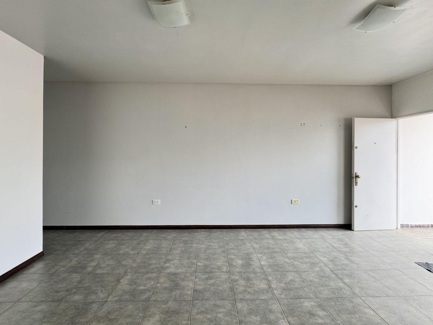 Foto de Departamento de dos dormitorios con cochera y balcón - Zona Norte, imagen 4