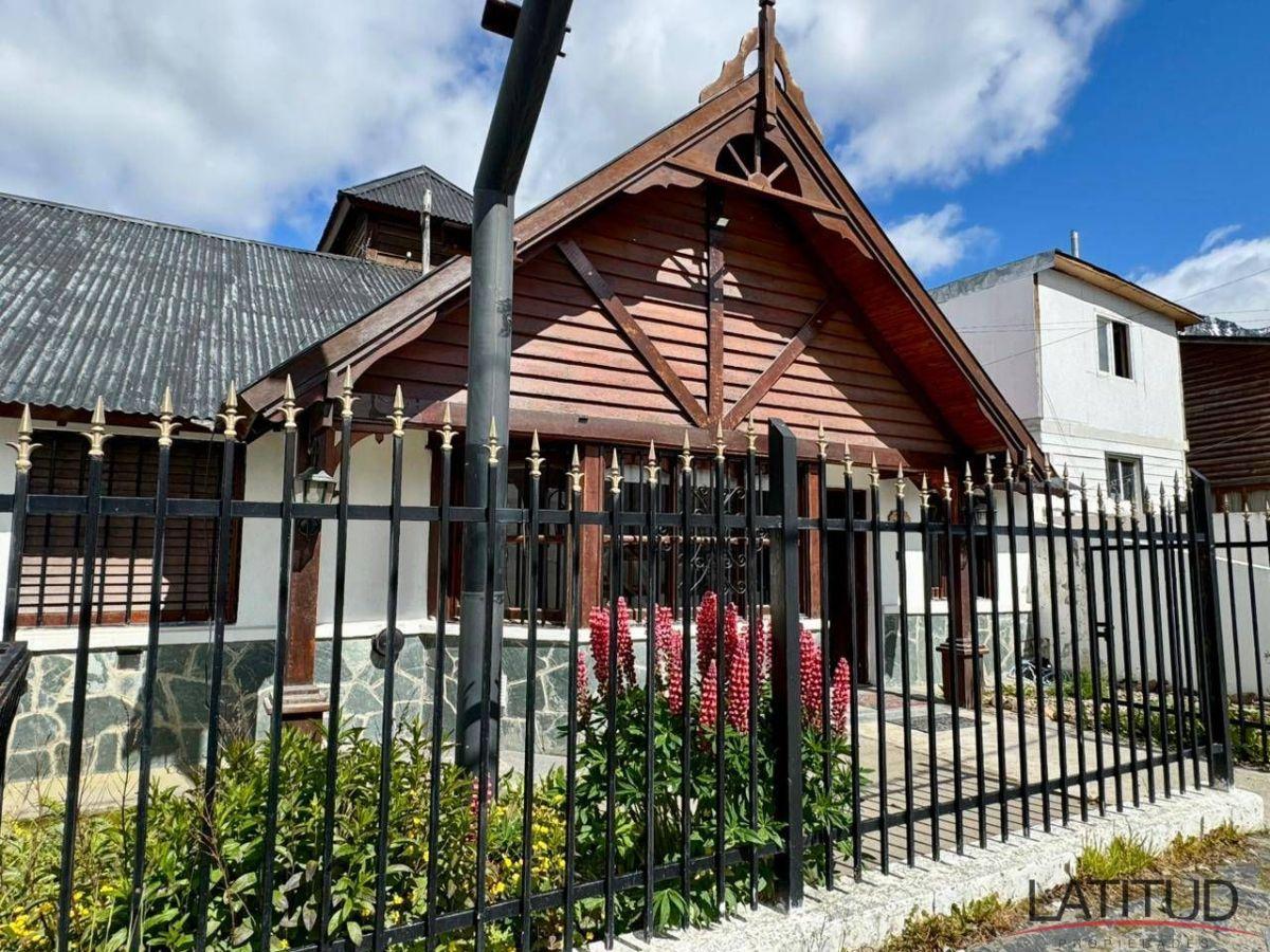 Casa en venta  con quincho y departamento independiente con renta activa