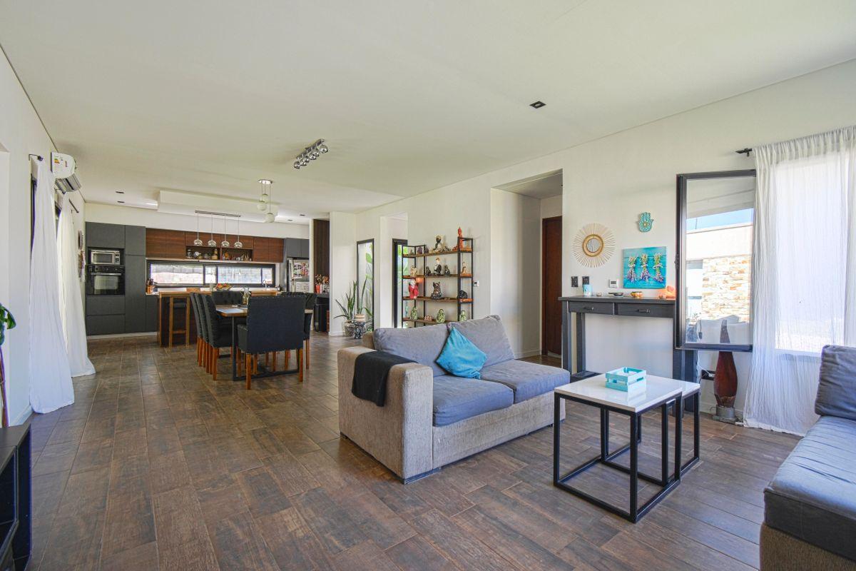 Foto de Casa Moderna de 5 Ambientes en Venta – Lagos de Canning, imagen 2