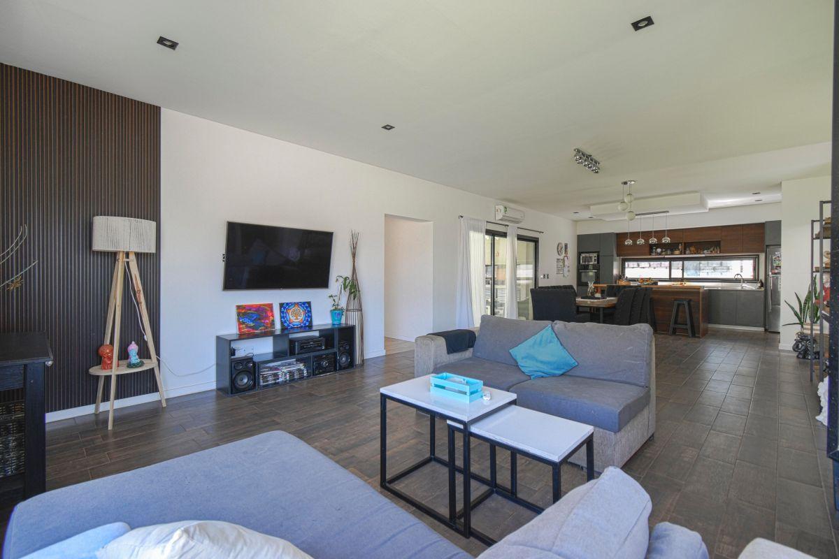 Foto de Casa Moderna de 5 Ambientes en Venta – Lagos de Canning, imagen 4