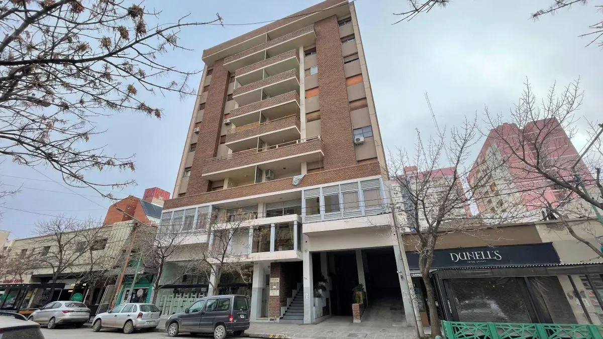 Departamento remodelado de 3 dormitorios y cochera cubierta 2