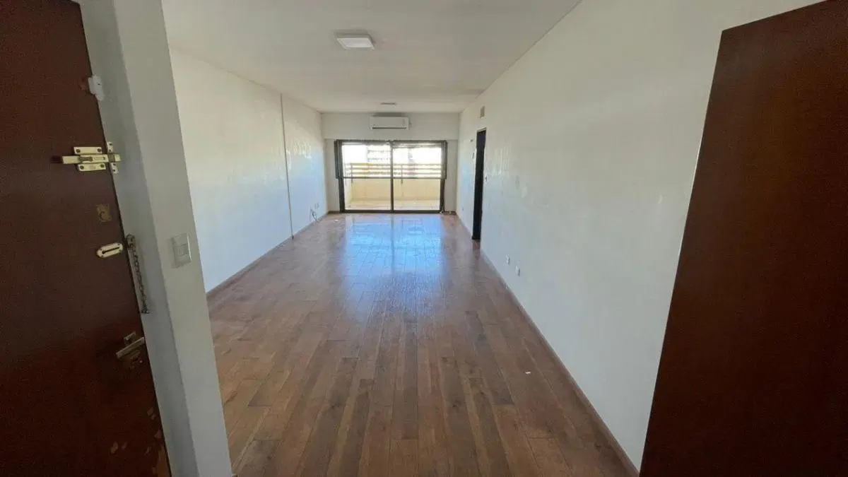 Departamento remodelado de 3 dormitorios y cochera cubierta 4