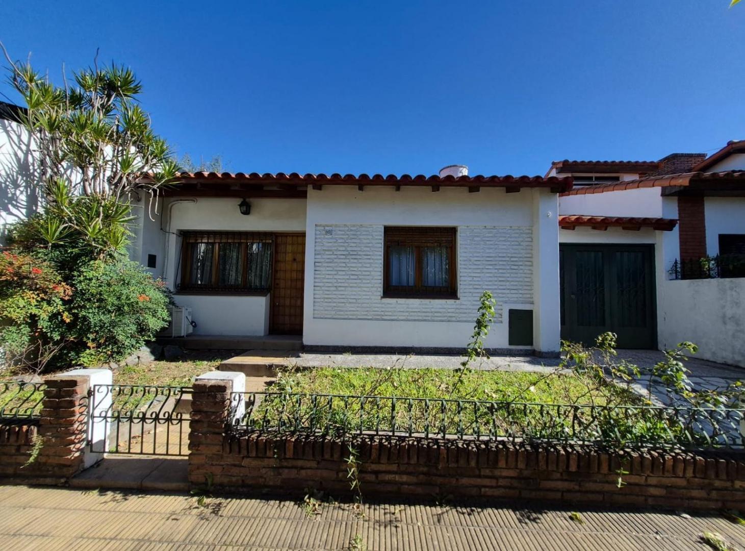 Venta Casa 3 ambientes con cochera en Banfield