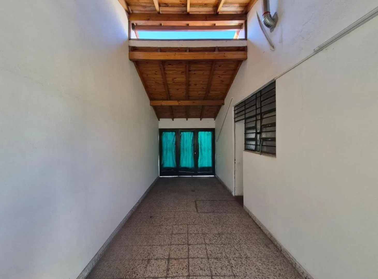 Venta Casa 3 ambientes con cochera en Banfield 2