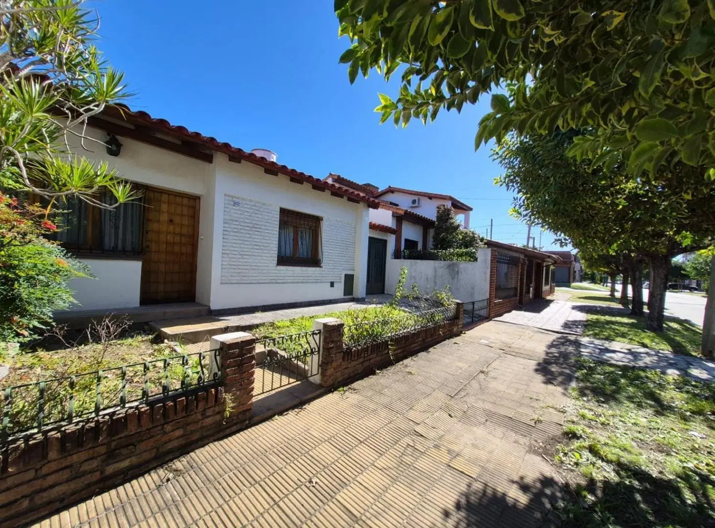 Venta Casa 3 ambientes con cochera en Banfield 5