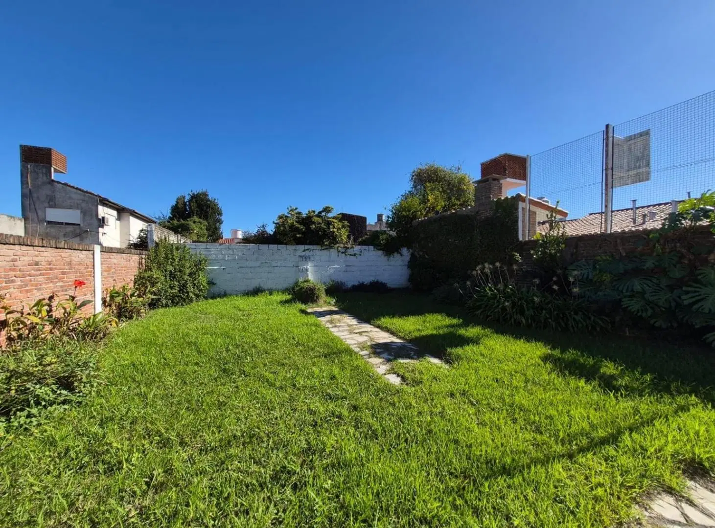 Venta Casa 3 ambientes con cochera en Banfield 8