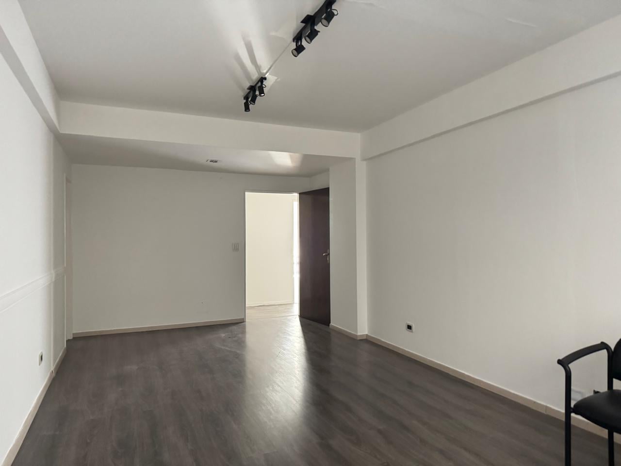 Foto de Alquiler oficina comercial con cochera en microcentro, imagen 2
