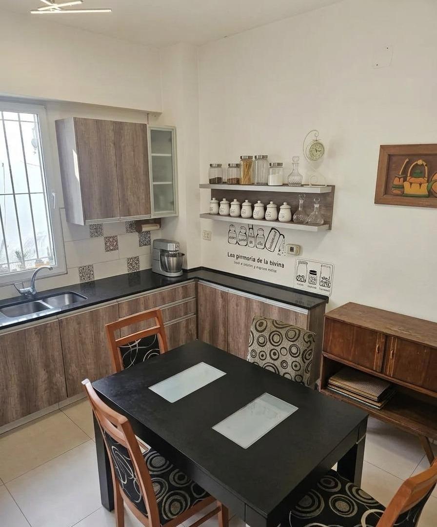 Foto de Venta Casa 5 ambientes APTO CRÉDITO en Versalles, imagen 2