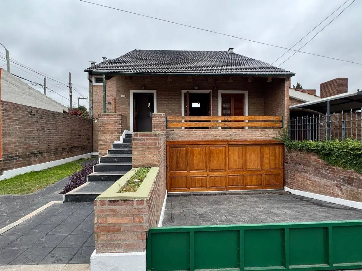 ALQUILER – EXCELENTE PROPIEDAD 3 DORM. 3 B. COCHERA DOBLE – PILETA 4