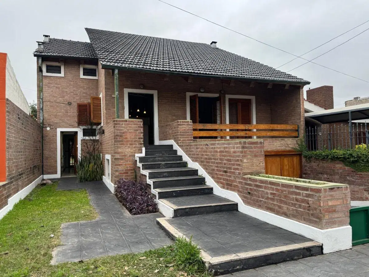 ALQUILER – EXCELENTE PROPIEDAD 3 DORM. 3 B. COCHERA DOBLE – PILETA 3
