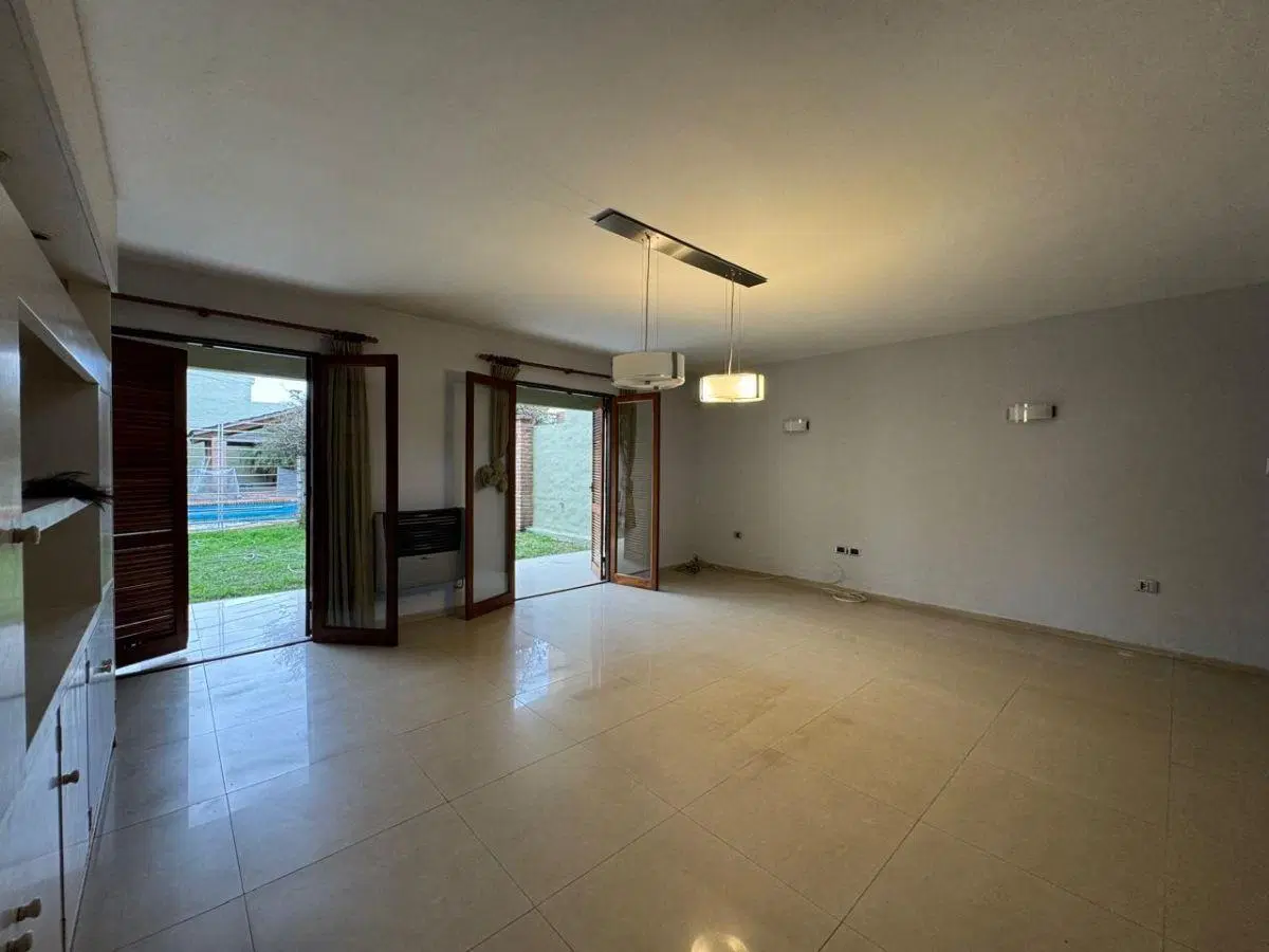 ALQUILER – EXCELENTE PROPIEDAD 3 DORM. 3 B. COCHERA DOBLE – PILETA 5