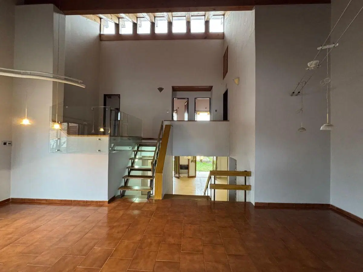 ALQUILER – EXCELENTE PROPIEDAD 3 DORM. 3 B. COCHERA DOBLE – PILETA 2