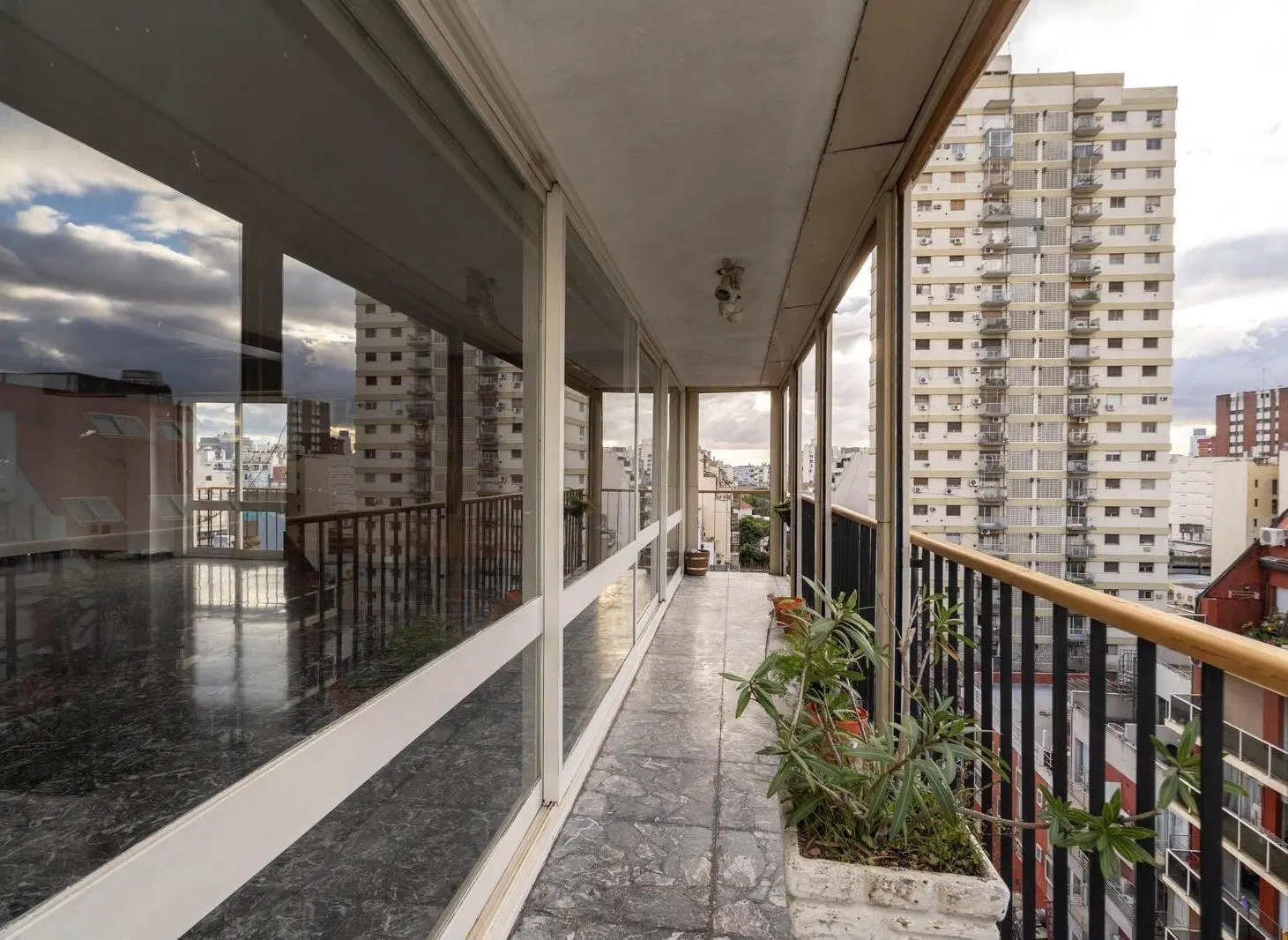 ESPECTACULAR SEMPISO DE 200M2 EN TORRE 5AMB C/DEP Y 2 COCH EN PISO ALTO CON VISTA ABIERTA 2