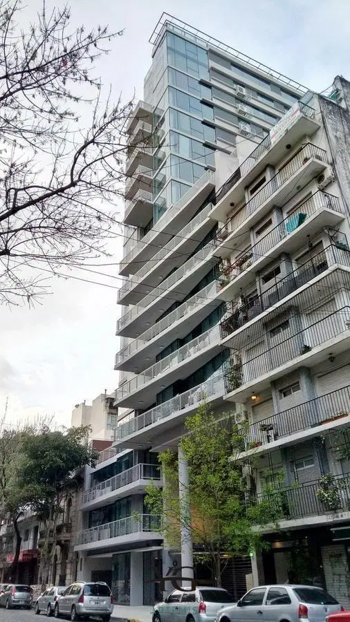 QUANTUM BERUTI 3 AMBIENTES CON DEPENDENCIA Y COCHERA EN PISO ALTO 4