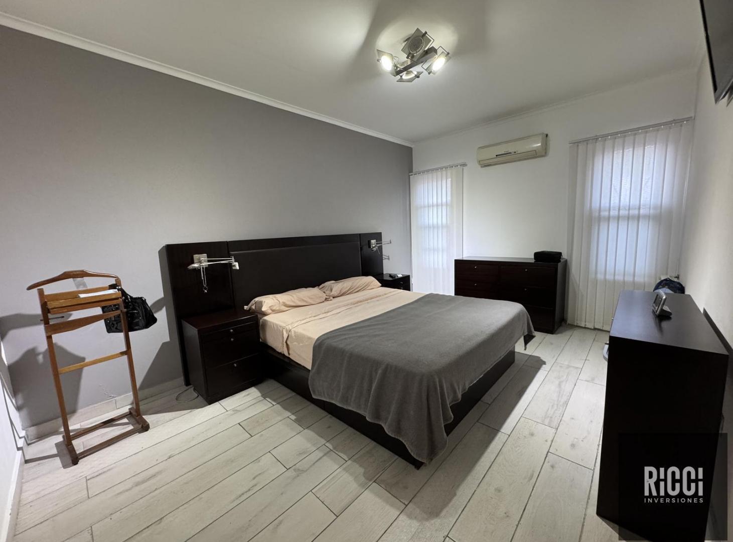 Foto de Casa 4 ambientes en venta Quilmes Centro Apta Credito con pileta y, imagen 2