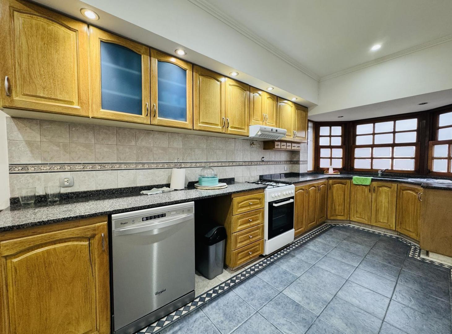 Foto de Casa 4 ambientes en alquiler con Galpon apto comercial Berazategui centro, imagen 5