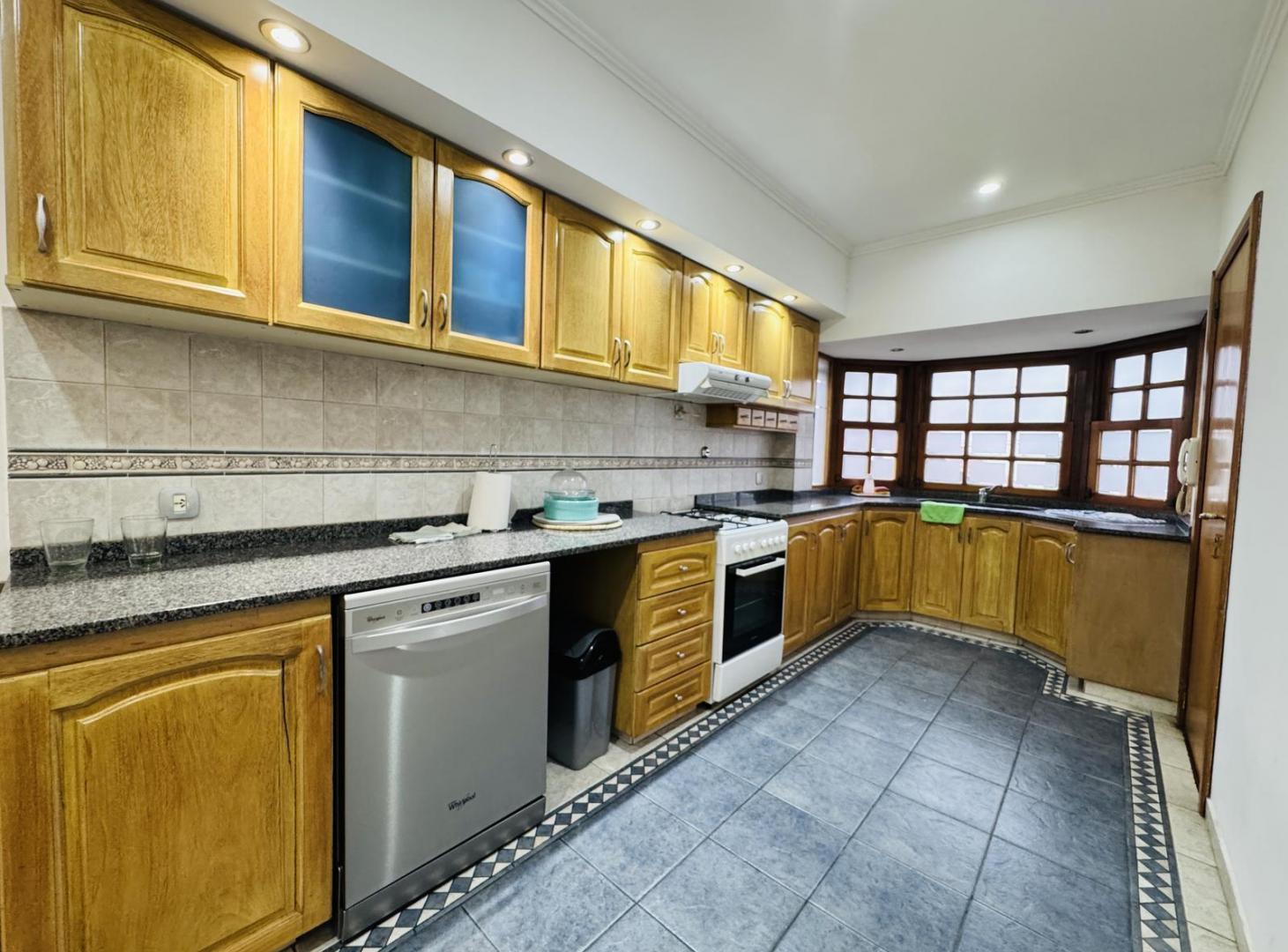 Casa 4 ambientes en alquiler con Galpon apto comercial Berazategui centro