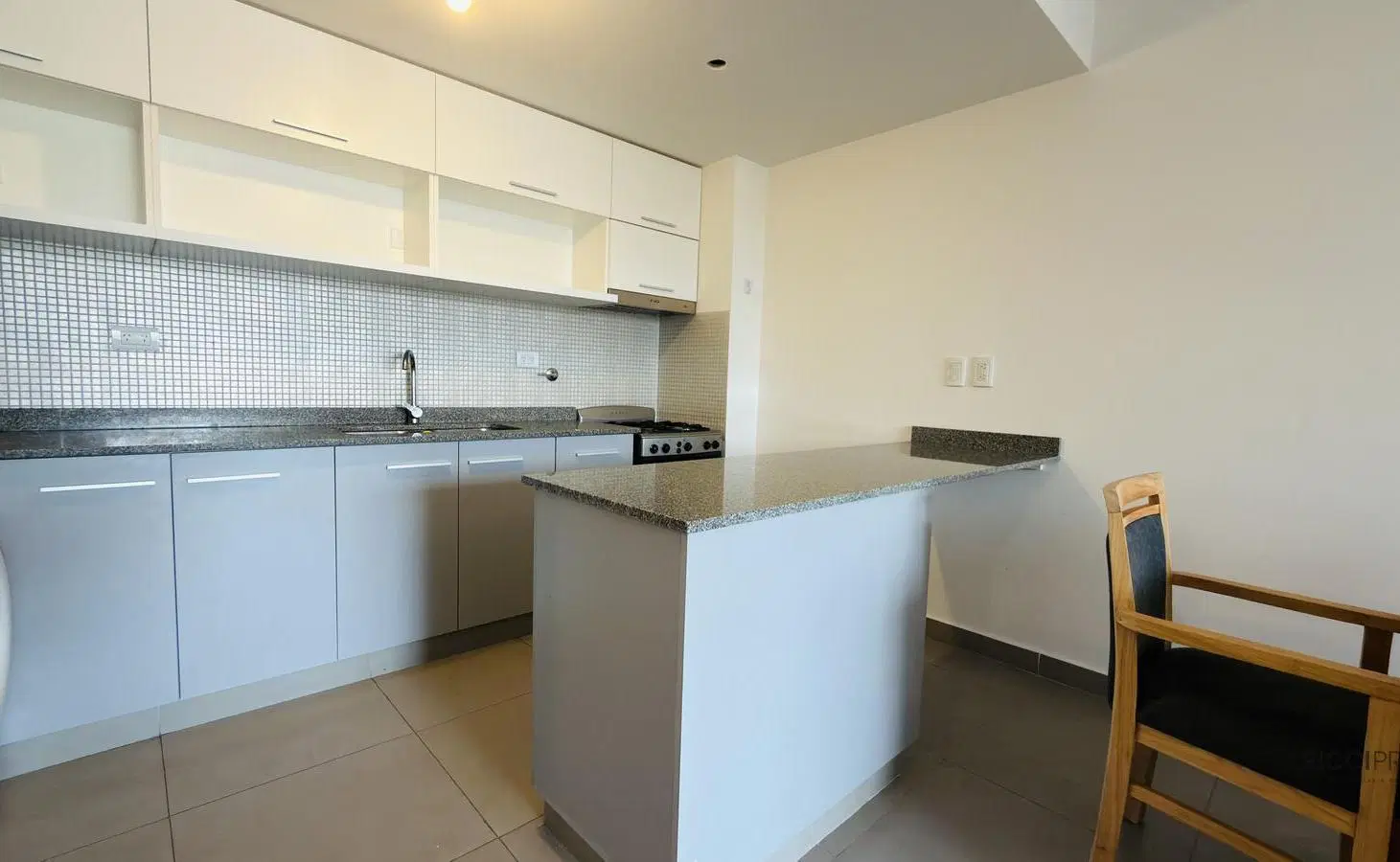 Departamento 3 ambientes en alquiler Quilmes con cochera 2