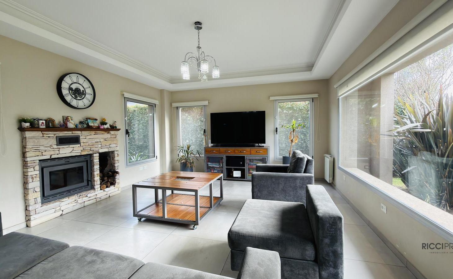 Foto de Casa en Venta 6 ambientes, con Quincho y piscina Barrio La Selva, calle 24 y 138 Berazategui, imagen 2
