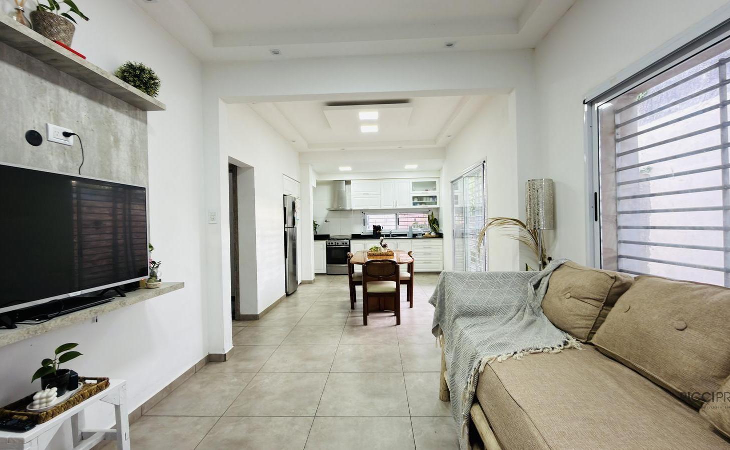Foto de Casa en venta 3 ambientes en calle 153 1500 Berazategui Centro Apto, imagen 2
