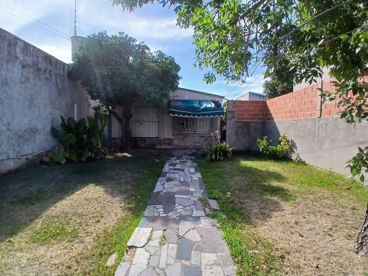 CASA EN VENTA A REFACCIONAR,EN MERLO NORTE 4