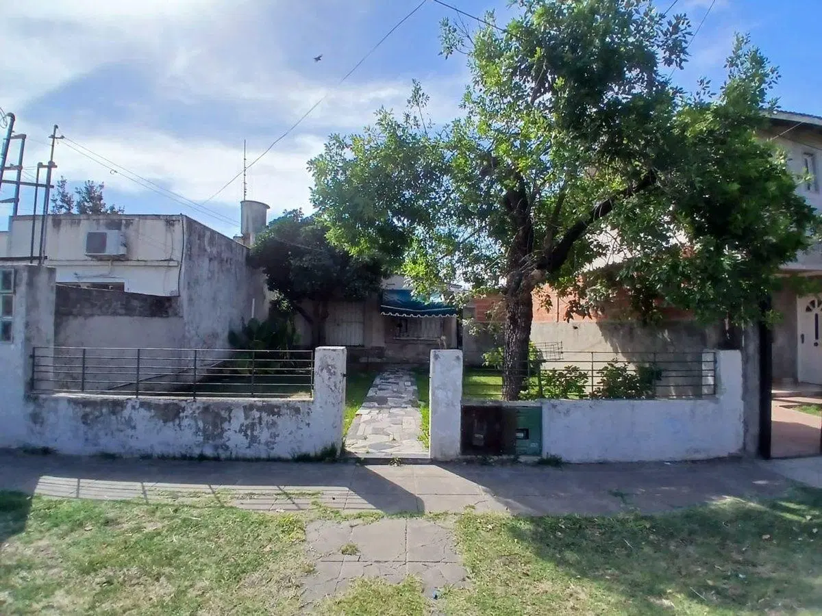 CASA EN VENTA A REFACCIONAR,EN MERLO NORTE 5