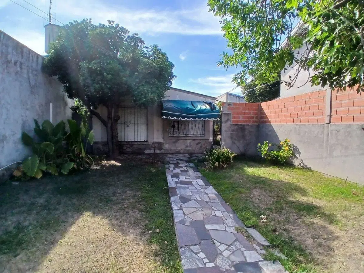CASA EN VENTA A REFACCIONAR,EN MERLO NORTE 3