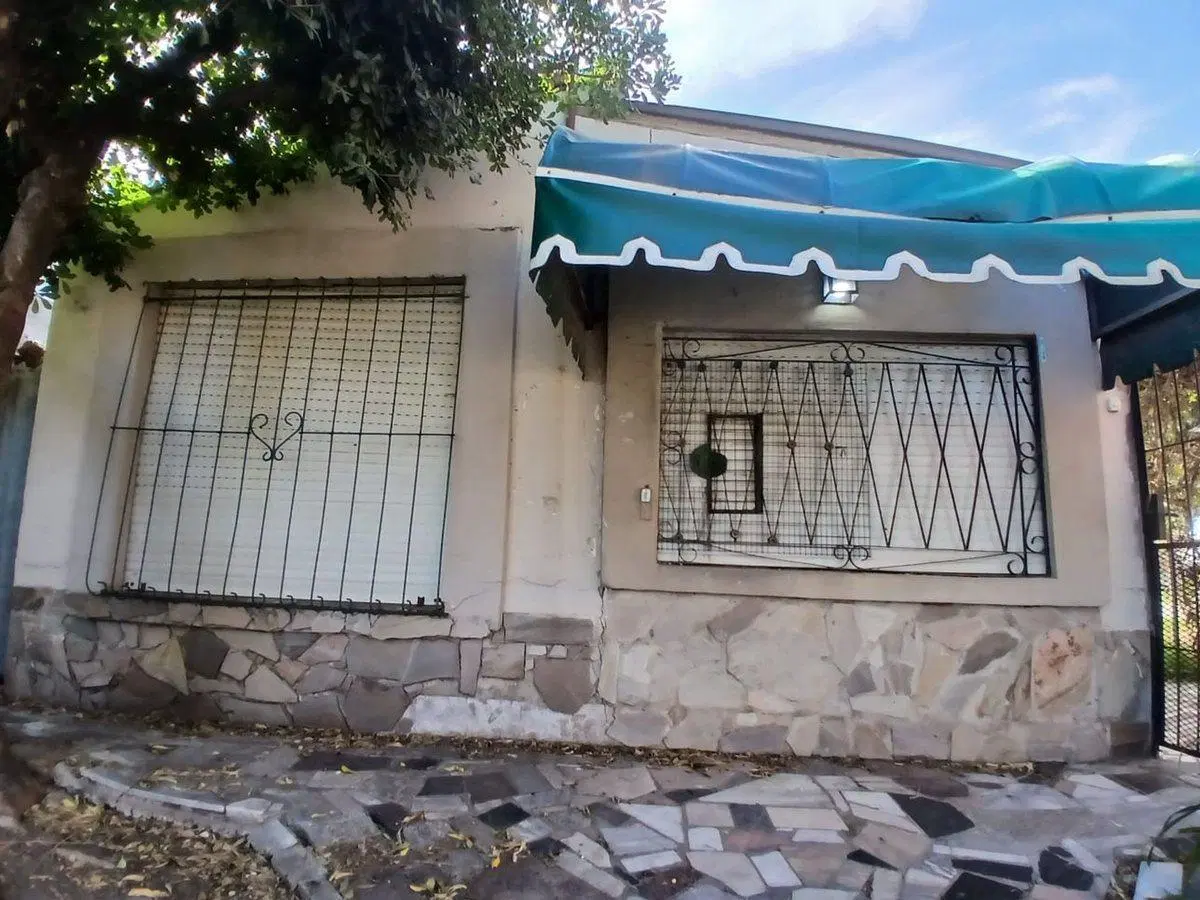 CASA EN VENTA A REFACCIONAR,EN MERLO NORTE 2