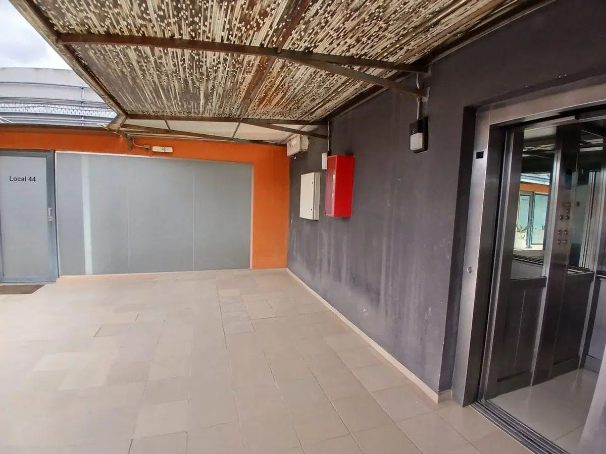 VENTA-LOCAL COMERCIAL EN SOLARES OPEN SHOP-MORENO 2